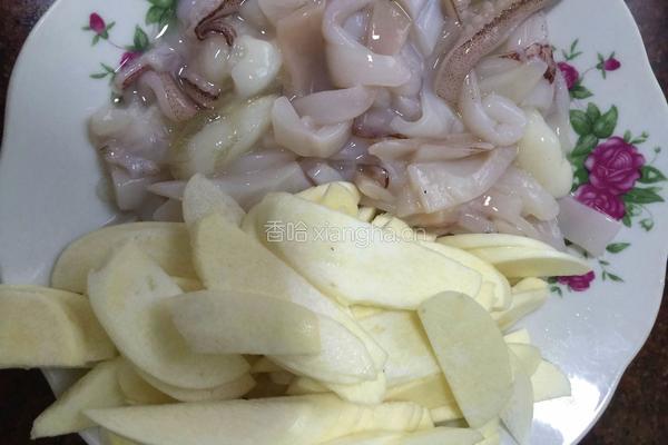 茭白炒鱿鱼的做法图解1