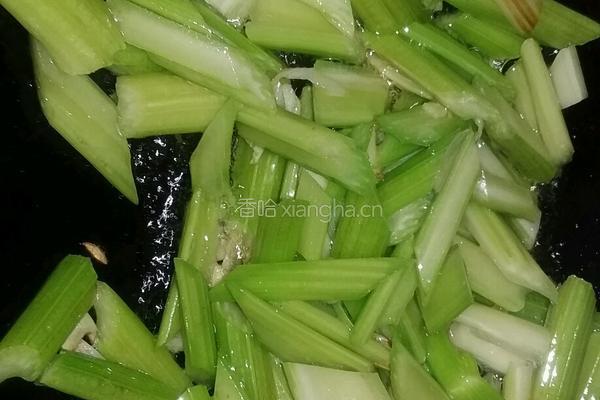 芹菜木耳炒香肠的做法图解4