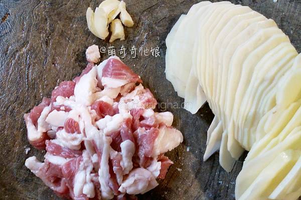土豆炒肉片的做法图解2