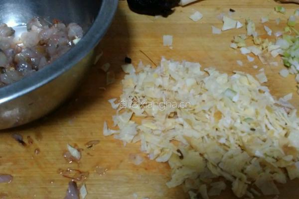 韭菜鸡蛋虾仁饺子的做法图解3