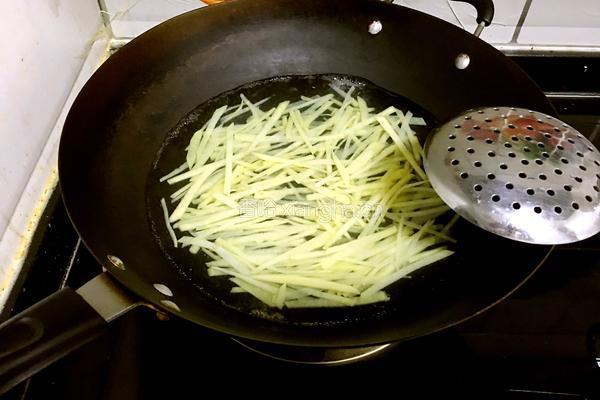 凉拌酸甜土豆丝的做法图解6
