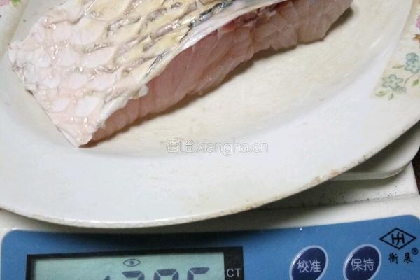 黑木耳草鱼肉片汤的做法图解1