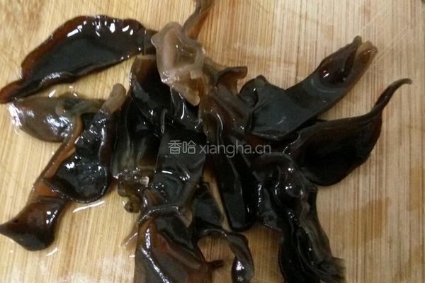 黑木耳草鱼肉片汤的做法图解4