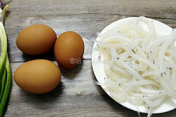 鸡蛋银鱼羹的做法图解1