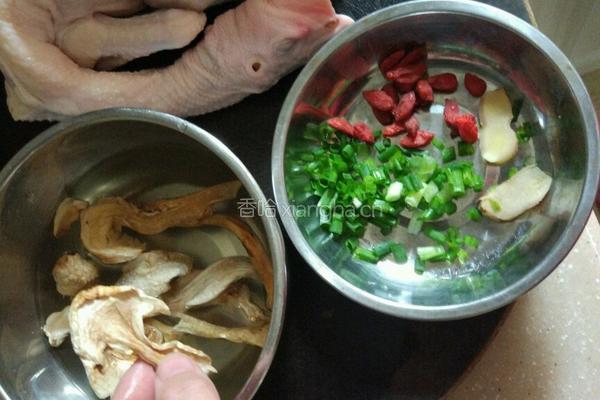 松茸炖鸡的做法图解1