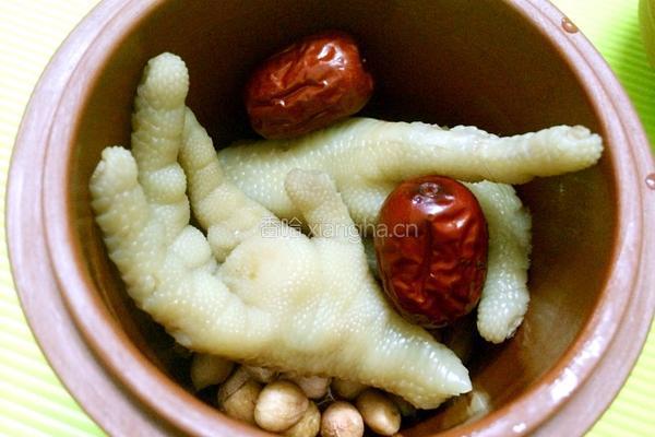 红枣花生鸡脚汤的做法图解3