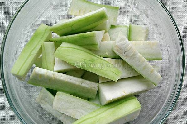 剁椒丝瓜炒鸡蛋的做法图解1