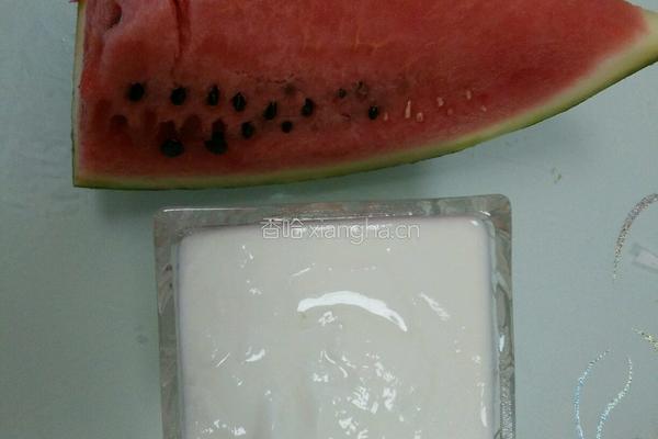 酸奶西瓜奶昔的做法图解1