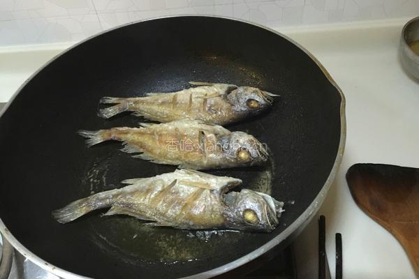煎黄花鱼的做法图解5