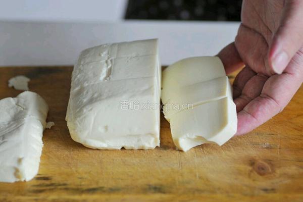 皮蛋拌豆腐的做法图解1