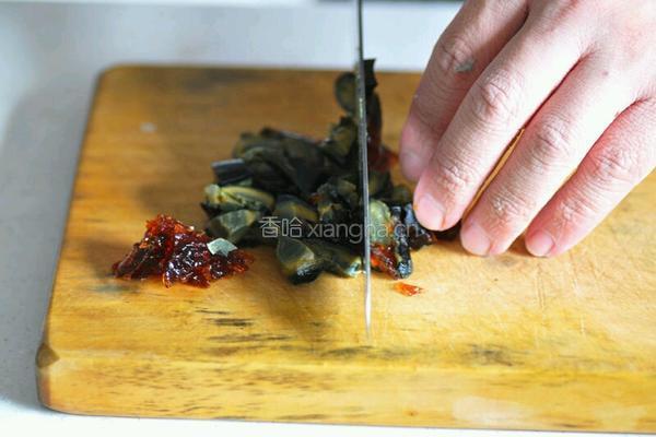 皮蛋拌豆腐的做法图解2