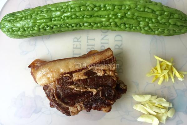 腊肉炒苦瓜的做法图解1