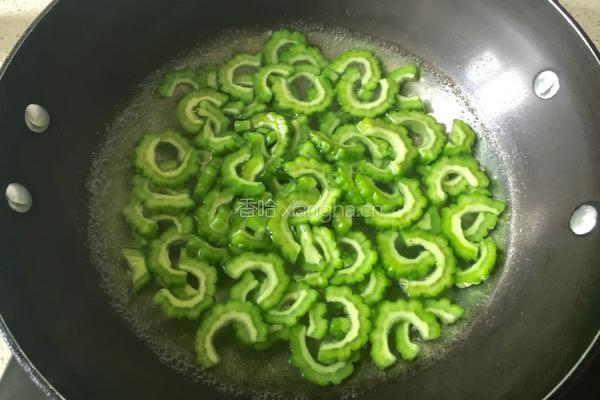 腊肉炒苦瓜的做法图解4