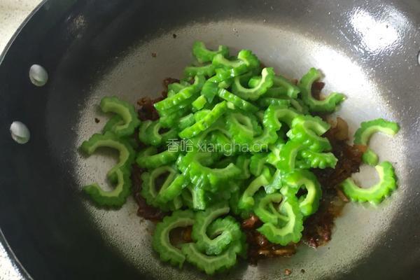 腊肉炒苦瓜的做法图解7
