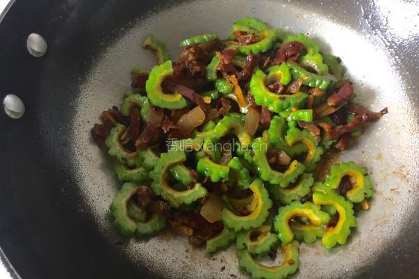 腊肉炒苦瓜的做法图解8