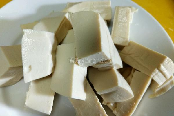 猪血炒豆腐的做法图解1