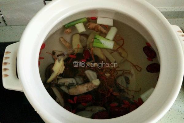 香菇虫草炖鸡的做法图解1