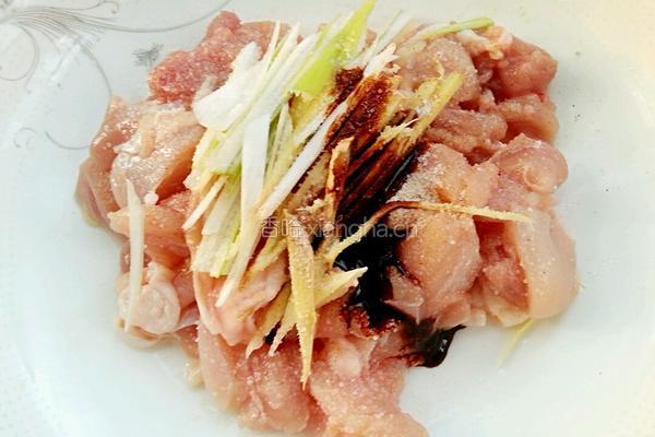 香菇鸡肉煲仔饭的做法图解2