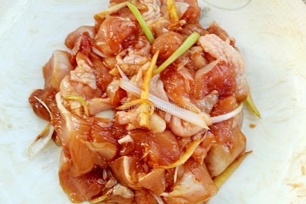 香菇鸡肉煲仔饭的做法图解3