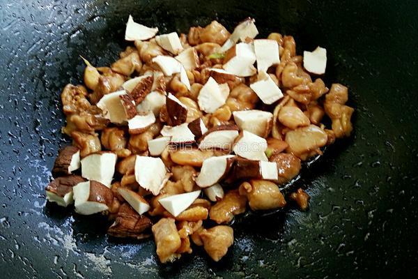 香菇鸡肉煲仔饭的做法图解7