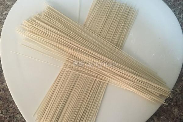 鸡蛋西红柿龙须面的做法图解1