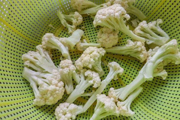培根炒菜花的做法图解1