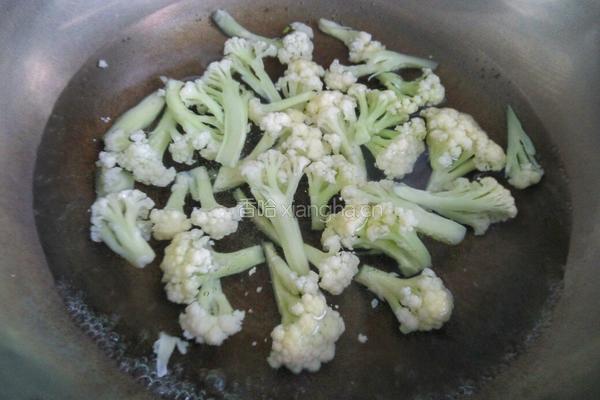 培根炒菜花的做法图解2