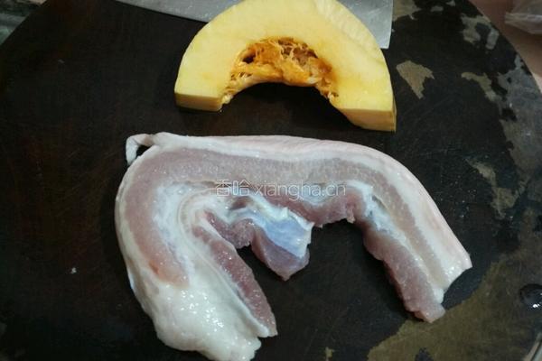 南瓜炖肉的做法图解1