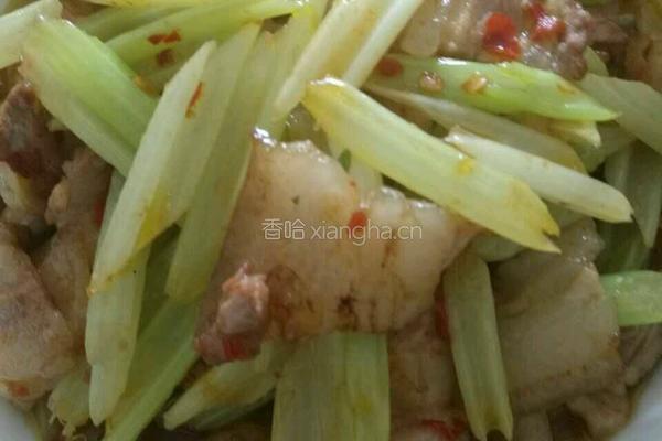 五花肉炒西芹的做法图解1