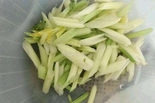 五花肉炒西芹的做法图解3
