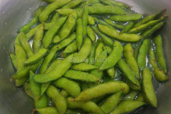 香糟毛豆的做法图解1