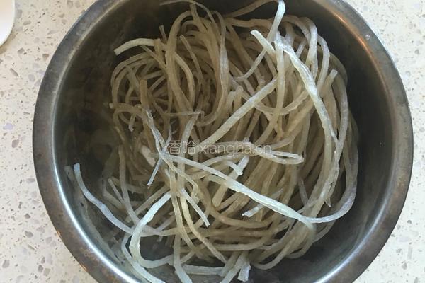 酸菜粉条肉的做法图解1