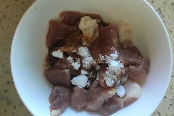 酸菜粉条肉的做法图解2