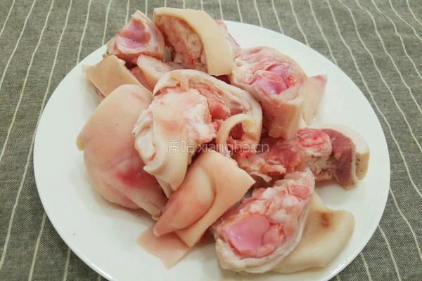 黄豆花生炖猪蹄的做法图解1