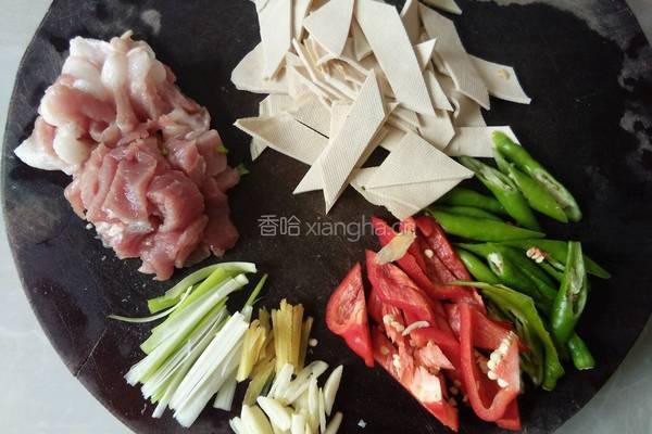豆干小炒肉的做法图解1
