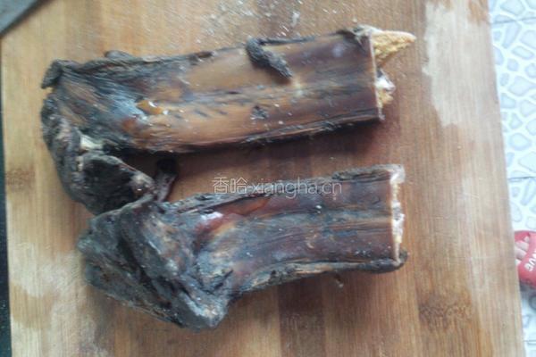 腊排骨炖海带的做法图解1