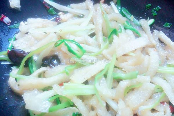 素炒油炸肉皮的做法图解8