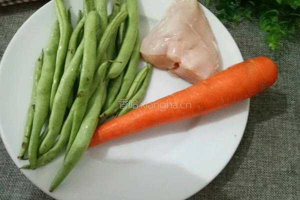 鸡肉炒四季豆的做法图解1