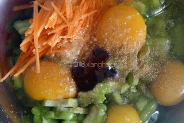 苦瓜鸡蛋饼的做法图解2