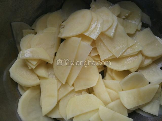 切成土豆片，葱切碎，辣椒切丝，蒜切片