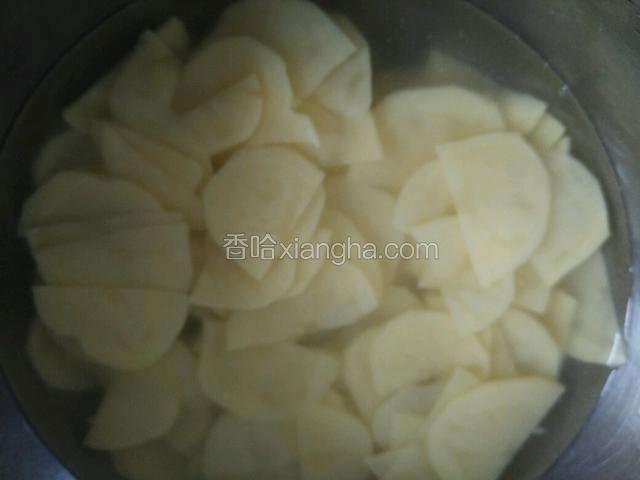 用水泡一会，，洗去淀粉，不然炒的时候会粘锅，粘汤