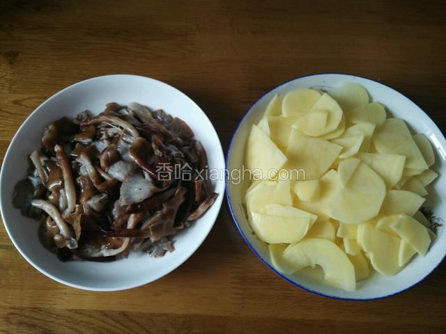蘑菇捞出控水，土豆片，准备好