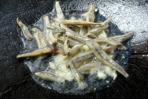 鱼干小炒水晶皮的做法图解5