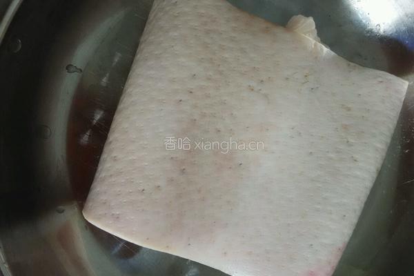 青椒炒猪皮的做法图解1