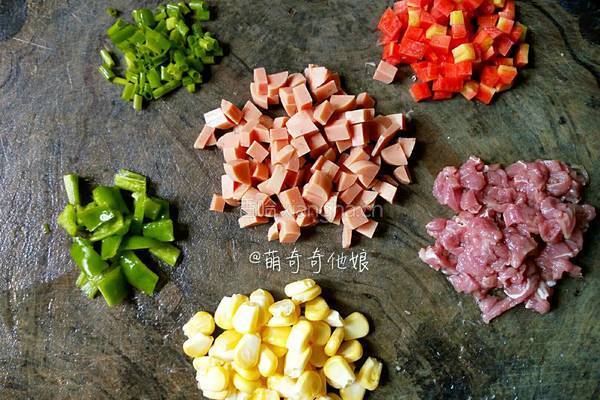 五彩火腿炒饭的做法图解2