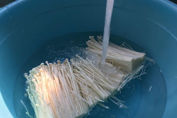 蒜蓉剁椒金针菇的做法图解1