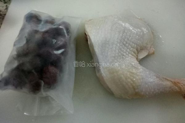 红枣炖鸡汤的做法图解1