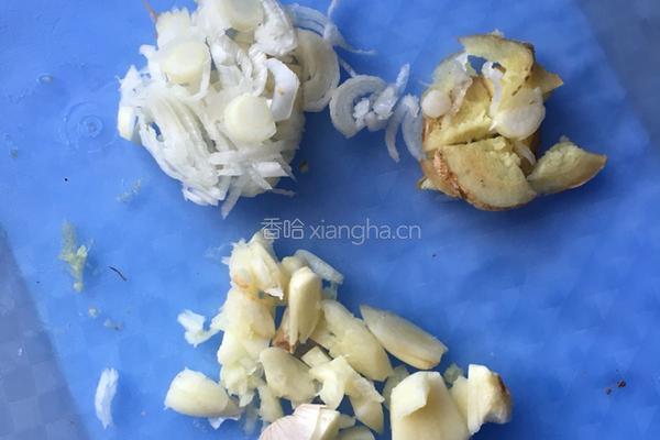 鲜榛蘑炒辣椒的做法图解4