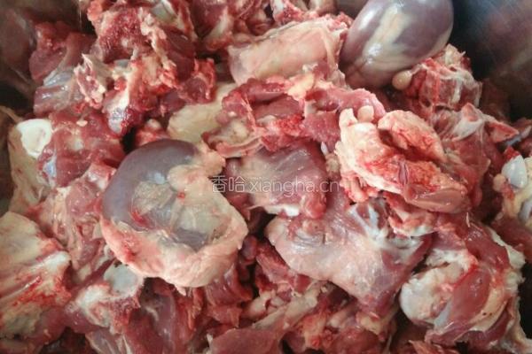 红焖带骨羊肉的做法图解1