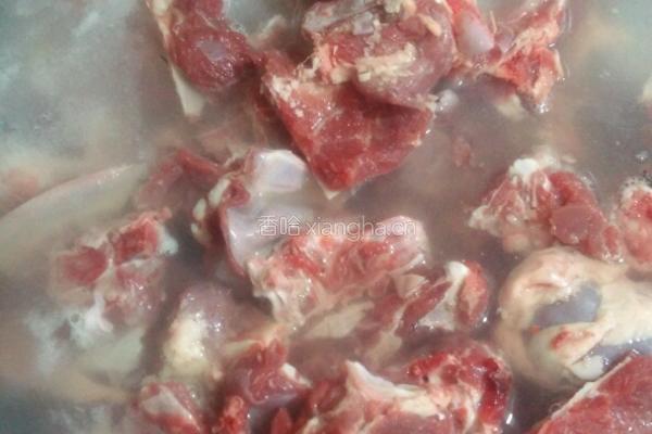 红焖带骨羊肉的做法图解2